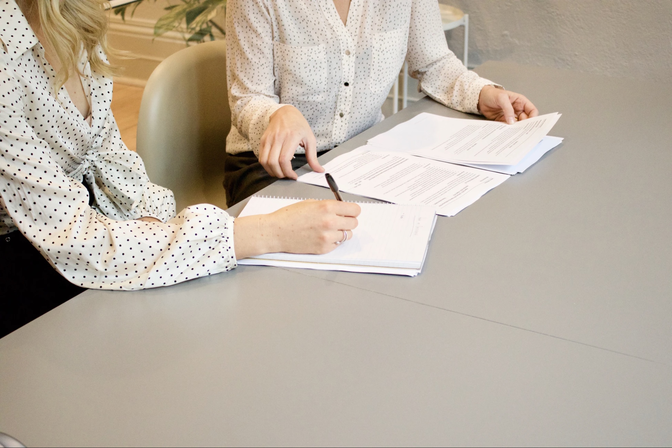 女性に支持を指示を出す女性