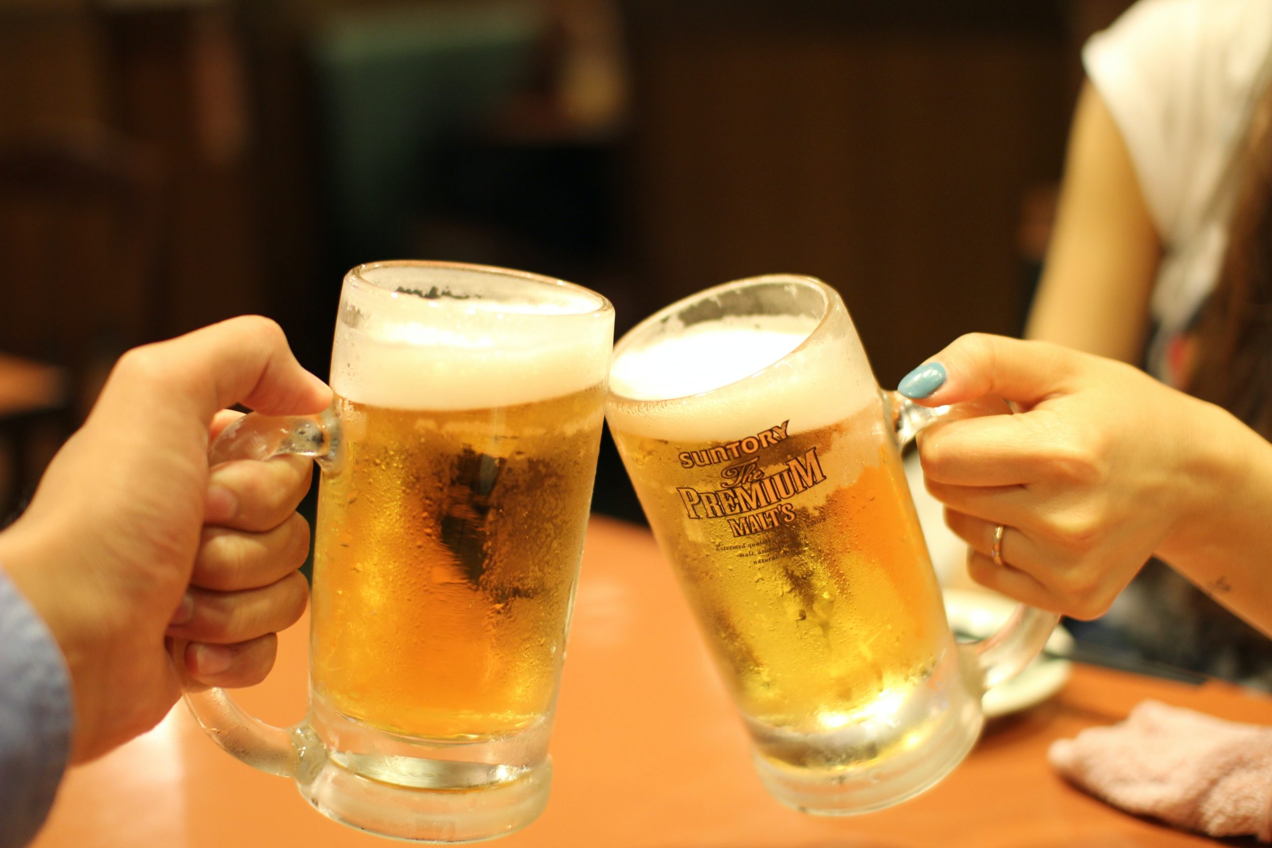 ビール　乾杯　居酒屋